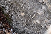 25 Croce incisa nella roccia datata 1705